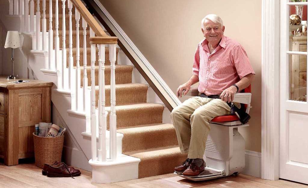 Installez un monte-escalier pour entrée de maison pour votre parent âgé
